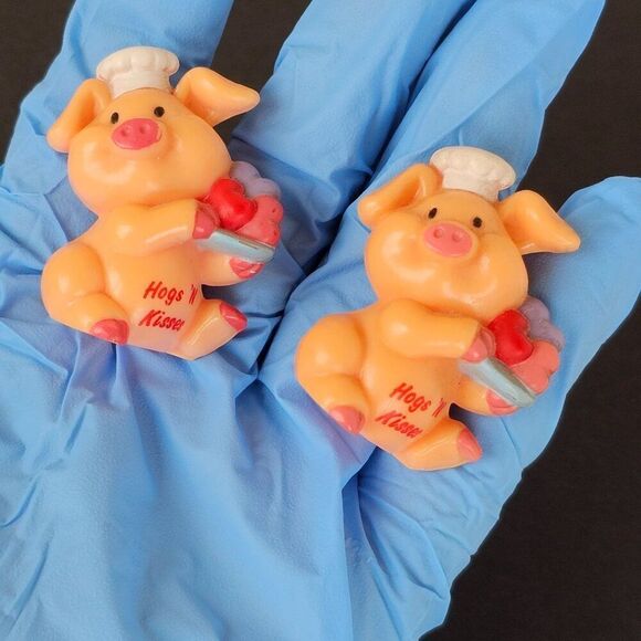 Russ Berrie Hogs 'N Kisses Pig Piggy Figurine Chef Hat Hugs Hearts Lot of 2 Vtg - Picture 12 of 12